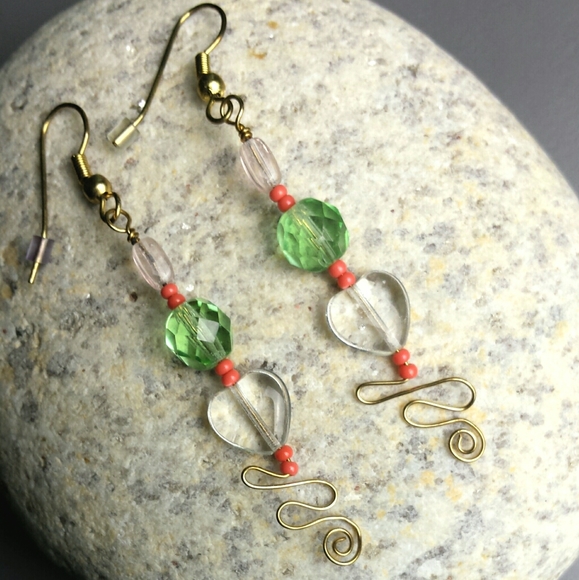 NWT Hand Crafted Goldtone Beaded Heart Dangle Earrings - Picture 2 of 2